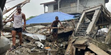 Three-story building collapses in Kamayama